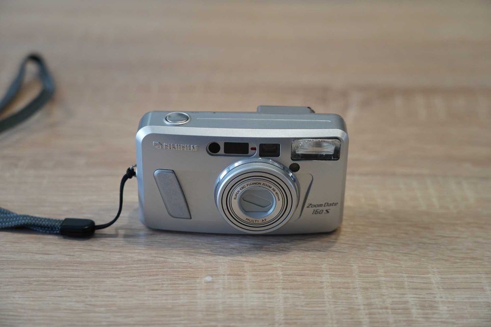 Fujifilm Zoom Date 160S aparat analogowy