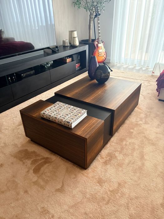 Mesa de centro em madeira e detalhe em preto mate.