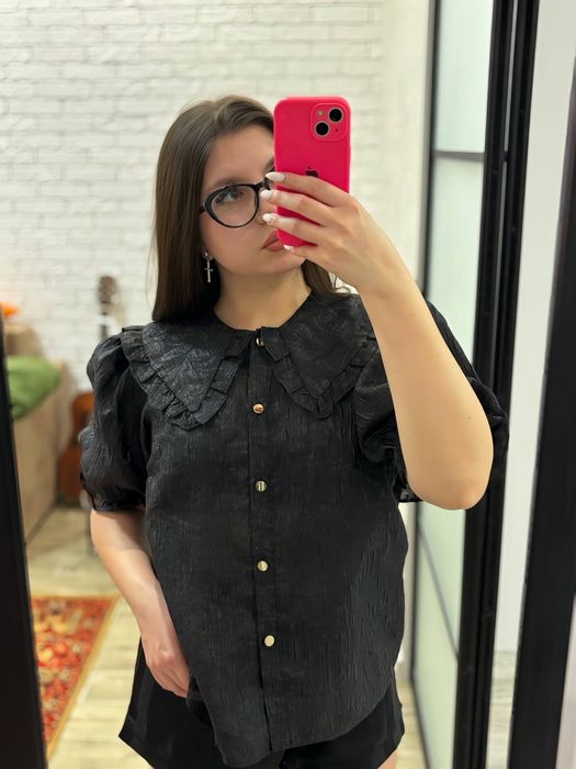 Стильна чорна блуза з об'ємним коміром