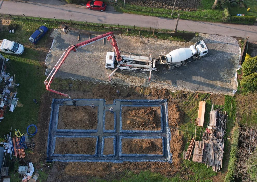 Prace budowlane, stany surowe z więźbą i kryciem, bruki