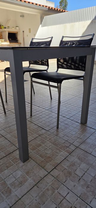 Mesa de cozinha com cadeiras