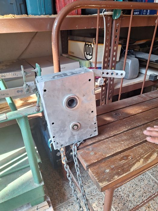 Guindaste usado em bom estado