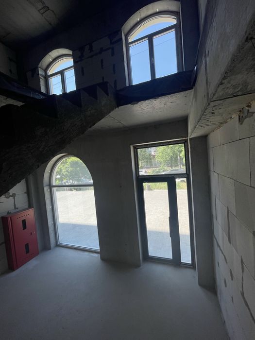 ФАСАДНОЕ помещение 102 метра в ЖК Виа Рома! Свой вход, два уровня!