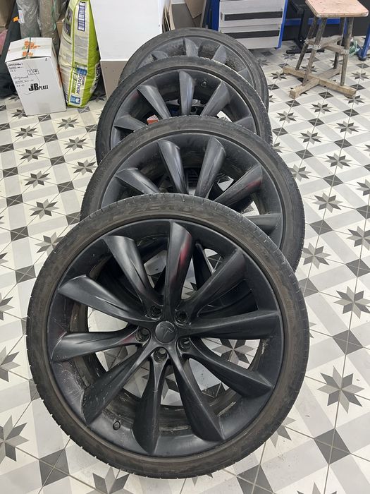 Диски с резиной R22 тесла модель X