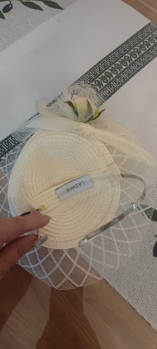 Elegancki fascynator z kwiatami na opasce