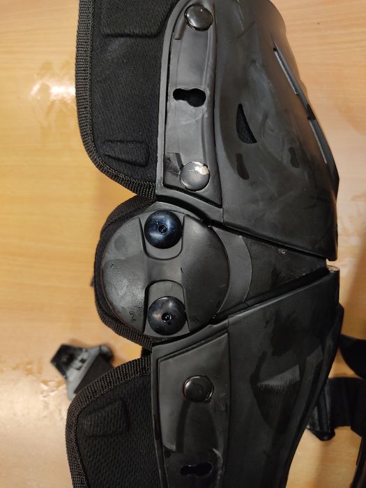 Шарнирные наколенники Raven