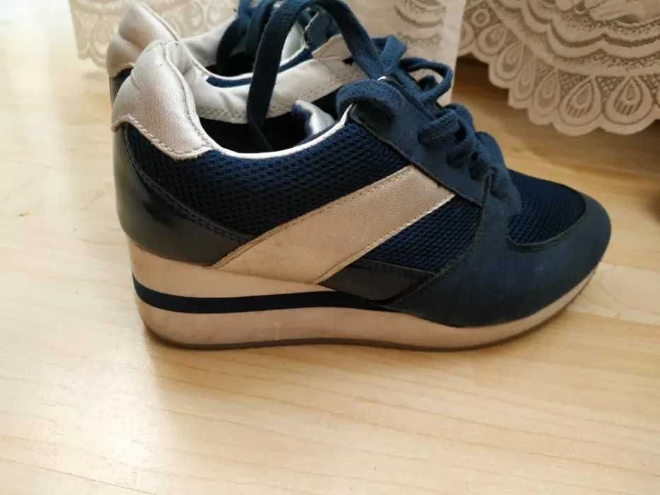 Жіночі кросівки на прихованій платформі