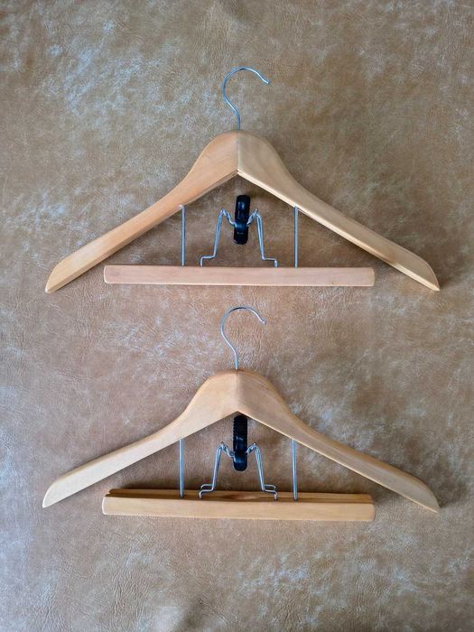 Conjunto de 2 cabides de madeira para fatos com mola
