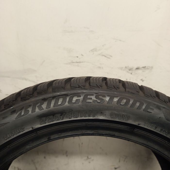 225/45R17 Bridgestone Blizak Lm 001