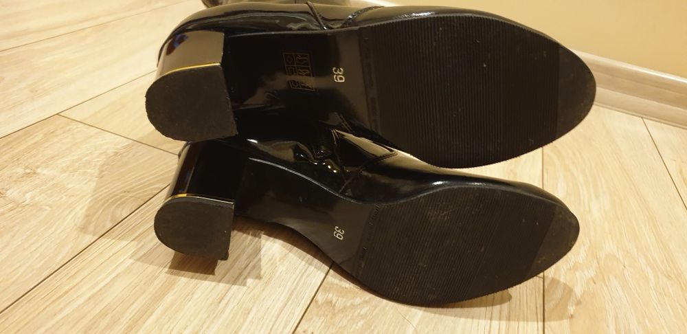 Eleganckie Czarne lakierowane, skórzane kozaki r39.
