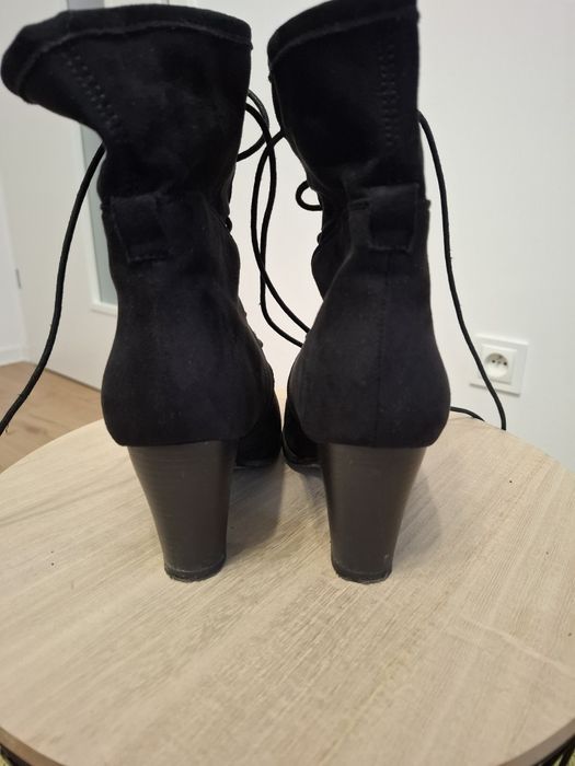 Botki zamszowe wiązane