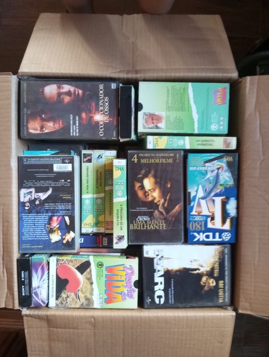 Vendo leitor de VHS com televisão e mais de 100 VHS