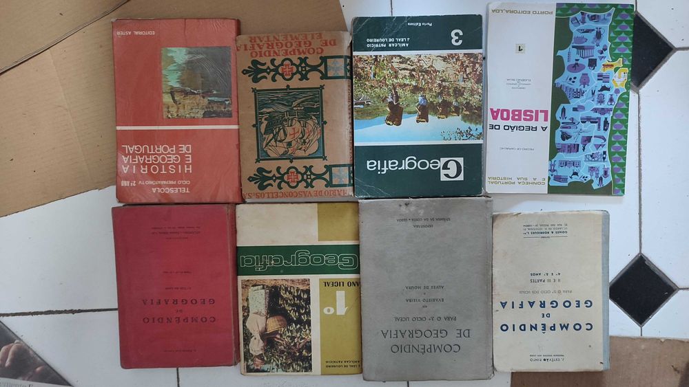 18 livros escolares antigos de História e Geografia