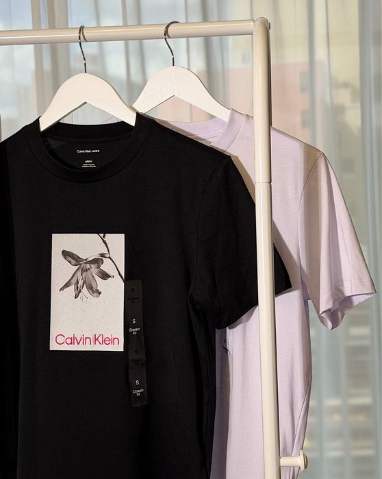 Жіноча футболка чорного кольору з квітковим принтом Calvin Klein