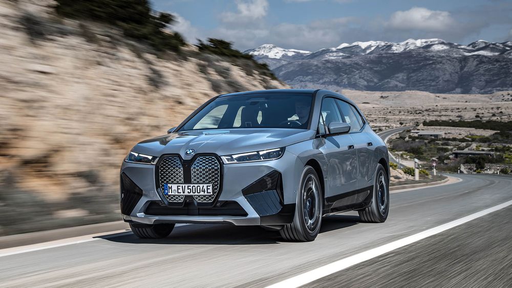 Szare BMW iX od przodu podczas jazdy