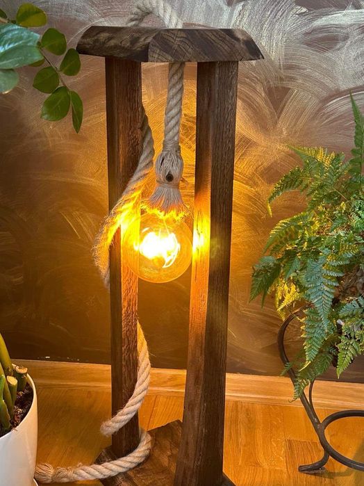 Lampa drewniana stojąca