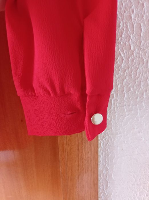 Blusa vermelha com fitas
