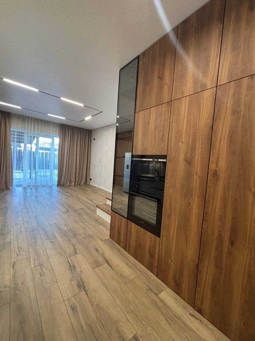 Продам кутовий таунхаус з дизайнерським ремонтом в самому центрі Бучі
