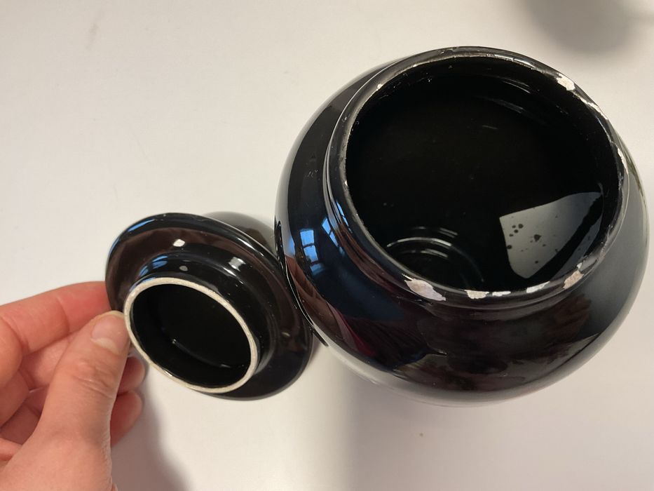 Pote decorativo em porcelana preta com tampa