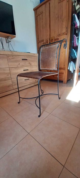 Peça Única! Cadeira em ferro forjado e pele