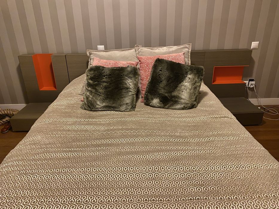 Cama de Casal Ebanis com Mesas de Cabeceira Incluídas