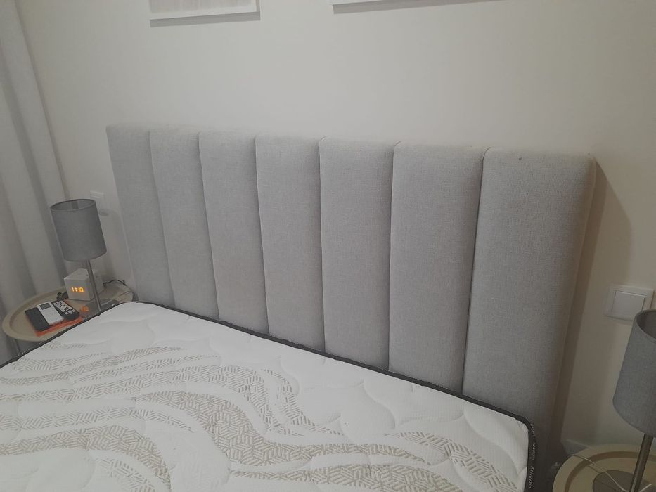 Cama + Cabeceira + colchão + carpete - cinza claro