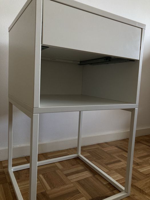 Mesa de cabeceira IKEA. VIKHAMMER