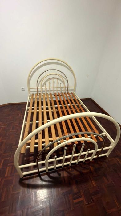Vende- se cama de casal em bom estado.