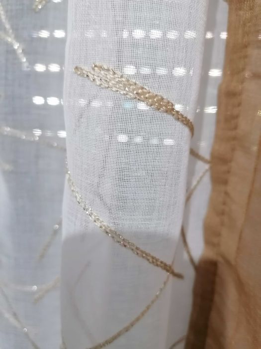 Três cortinados (branco e castanho)