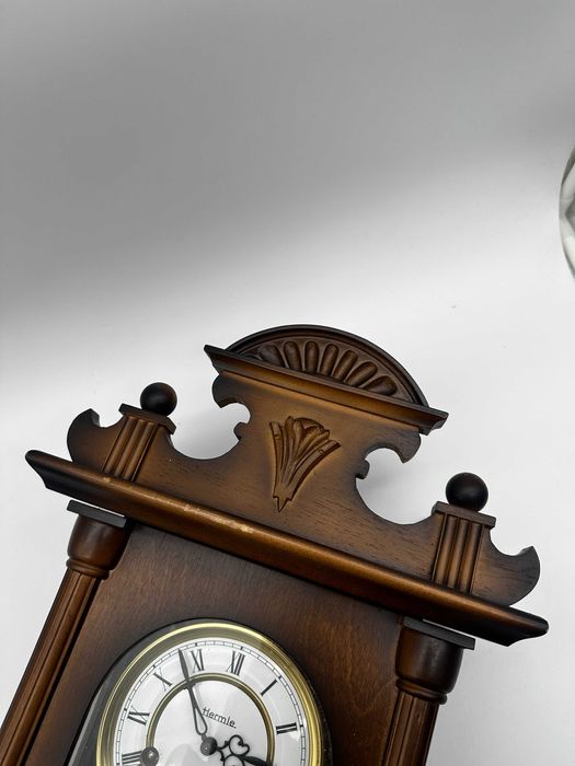 Stary wiszący zegar Hermle nakręcany wahadło drewno.