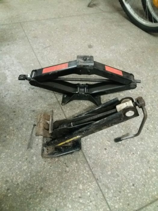 домкрат автомобільний