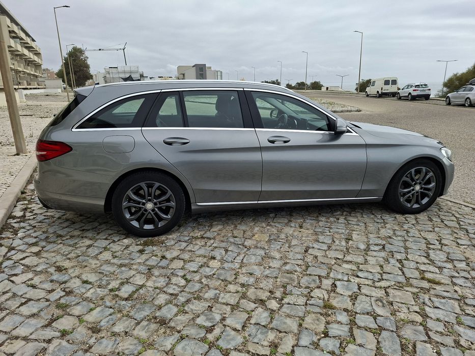 Carrinha Mercedes 220 d, em bom estado.