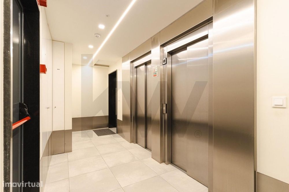T2 com suite, varanda e 2 lugares de garagem — Condomínio com piscina,