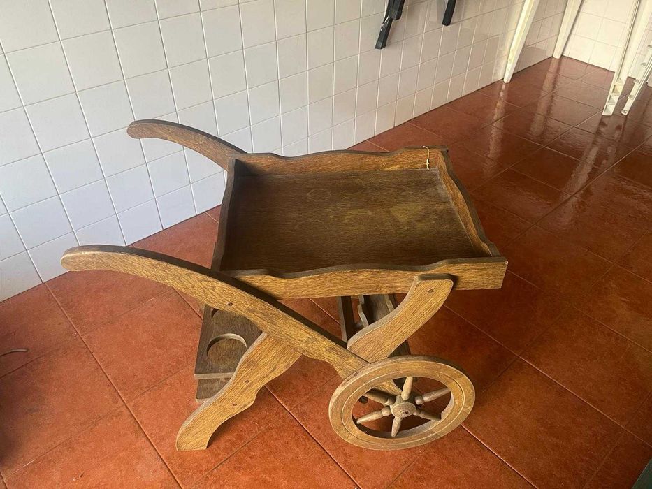 Carrinho de madeira decorativo com suporte para garrafas