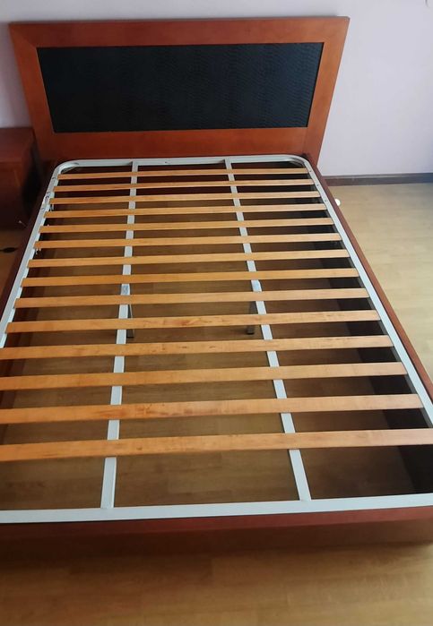Cama de casal com arrumação