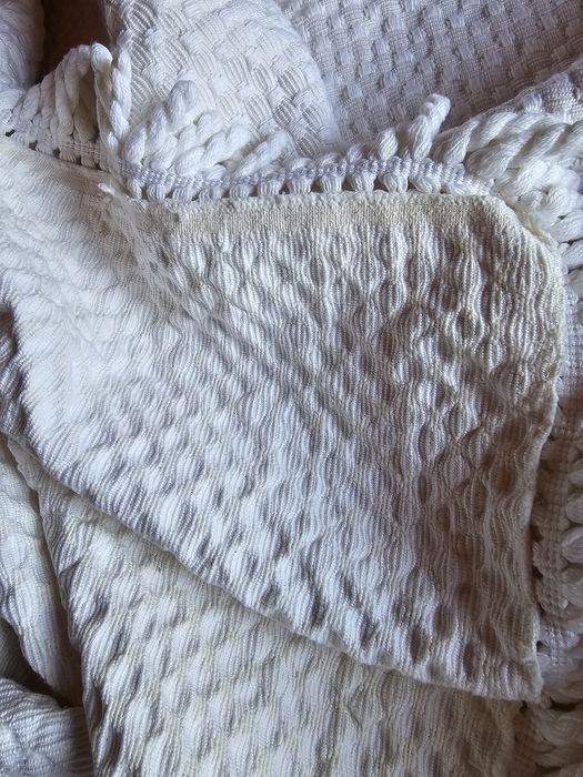 Colchas antigas em bege ou branco