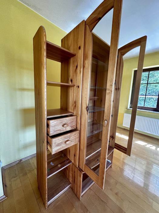 Szafa z przeszklonymi drzwiami