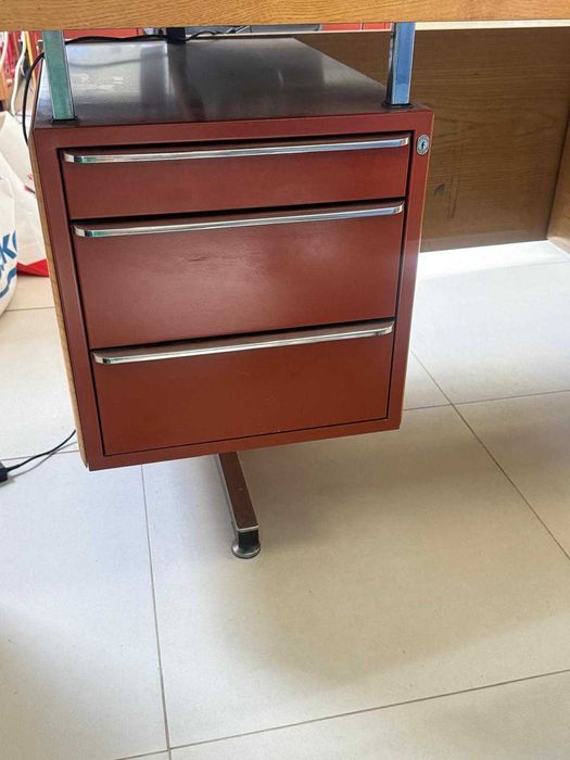 Secretária em madeira e com gavetas