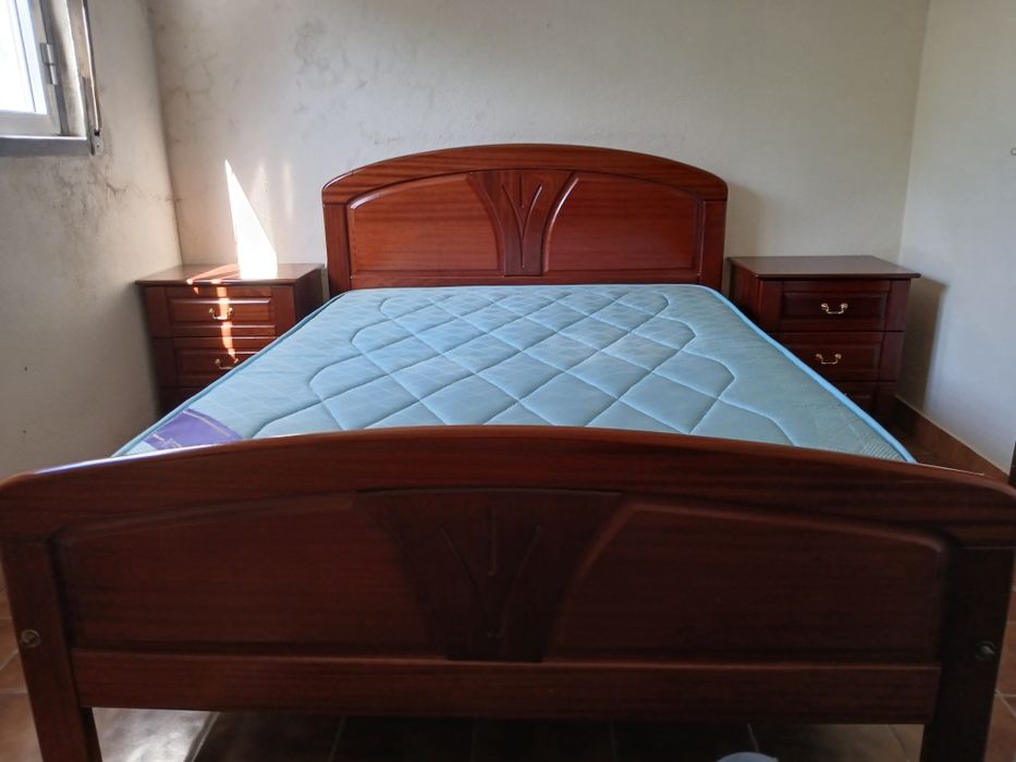 Cama de de   casal  com 2 mesinhas de cabeceira