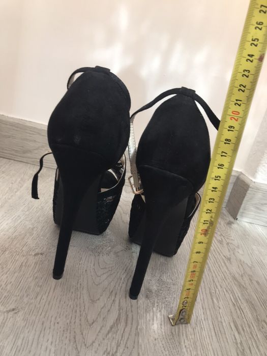 Sandálias pretas com renda n 38