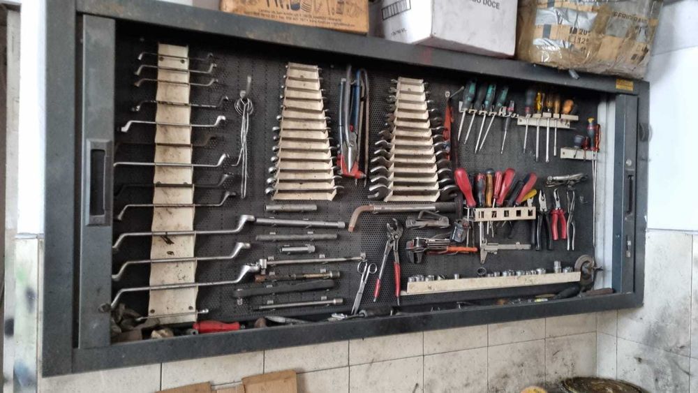 Recheio completo de oficina auto — venda em lote (elevador OMCN, equipamento e stock)