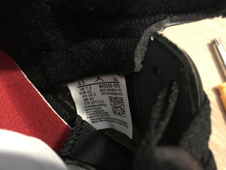 Air Jordan 5 Metallic Black в наявності