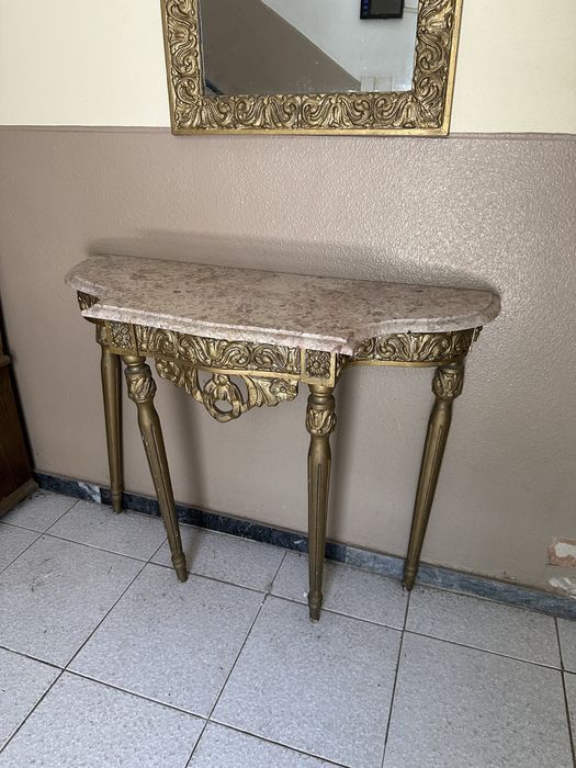 Mesa e espelho de entrada