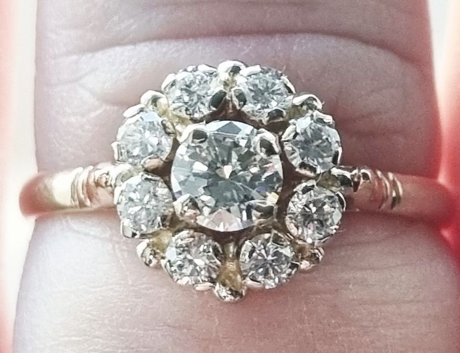 Золота каблучка з діамантами. ct 0,83