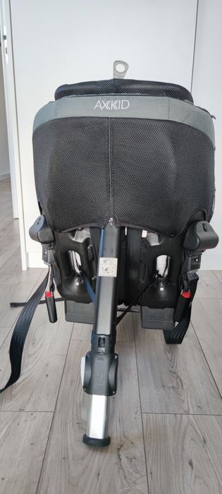Fotelik samochodowy AXKID MINIKID tyłem do kierunku jazdy 0-25 kg