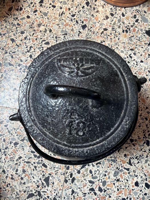 Cast iron pot.449690795141376002