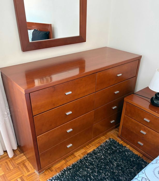Mobília de Quarto Casal em Cerejeira – Cama (com colchão)+Cómoda+Roupeiro+Espelho+Cadeira+Mesinhas