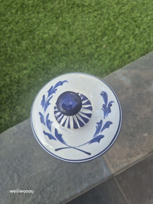 Vendo potiche grande em faiança portuguesa ,pîntado à mão.Altura25cm /largura 18cm
