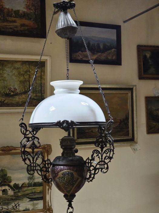Piękna wisząca lampa naftowa  z białym kloszem