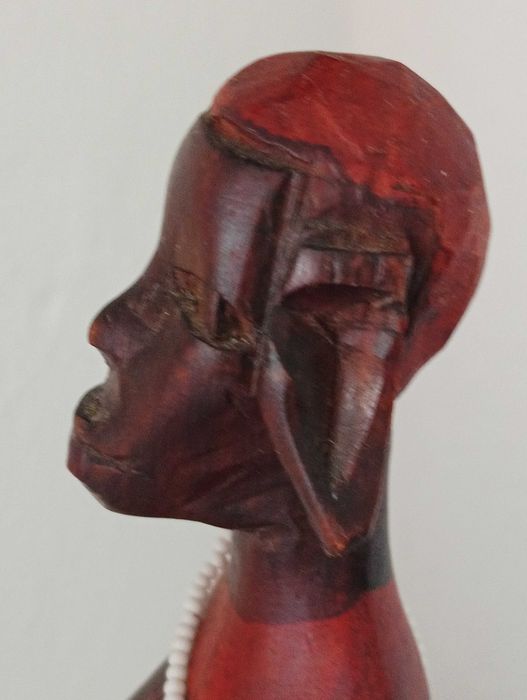 Escultura de mulher africana